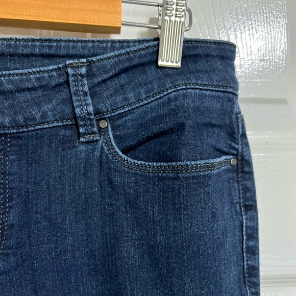 ✨Ann Taylor 5 pockets Bootcut Jeans/Denim - Picture 3 of 5
